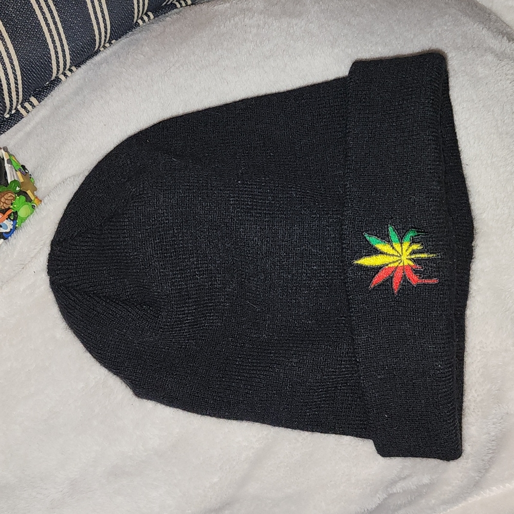 Black hemp leaf beanie